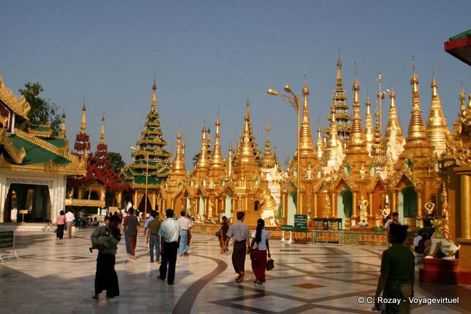Wald von Stupas über den Ort der Gelübde, Shwedagon-Pagode, Rangun - Myanmar (Birma)