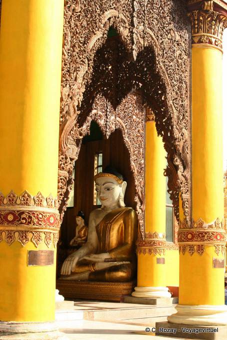 Geschnitzte Eingang eines Tempels, Shwedagon-Pagode, Rangun - Myanmar (Birma)