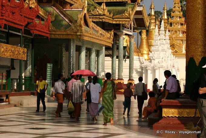 Gehen Sie in die Pracht der Shwedagon-Pagode, Rangun - Myanmar (Birma)