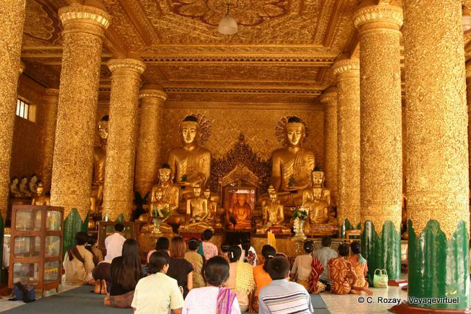 Gebet in tazaung, Shwedagon-Pagode, Rangun - Myanmar (Birma)