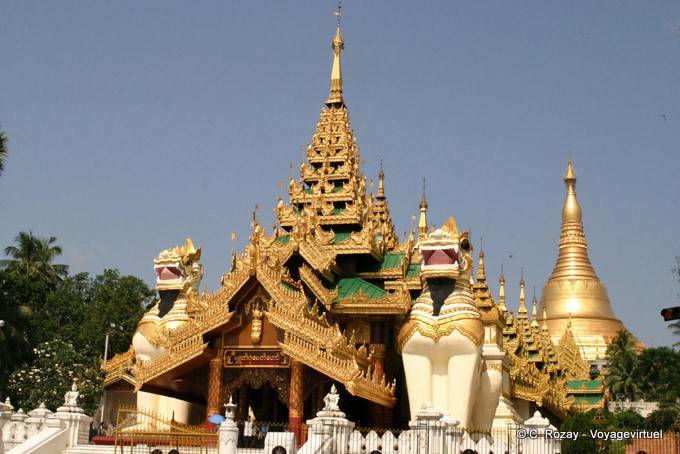 Zwei chintheis (geschnitzten Löwen) am Eingang der Shwedagon-Pagode, Rangun - Myanmar (Birma)