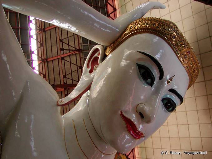 Ein weiterer Blick auf den länglichen Buddha, Kyaukhtatgyi Pagode, Rangoon - Myanmar (Birma)