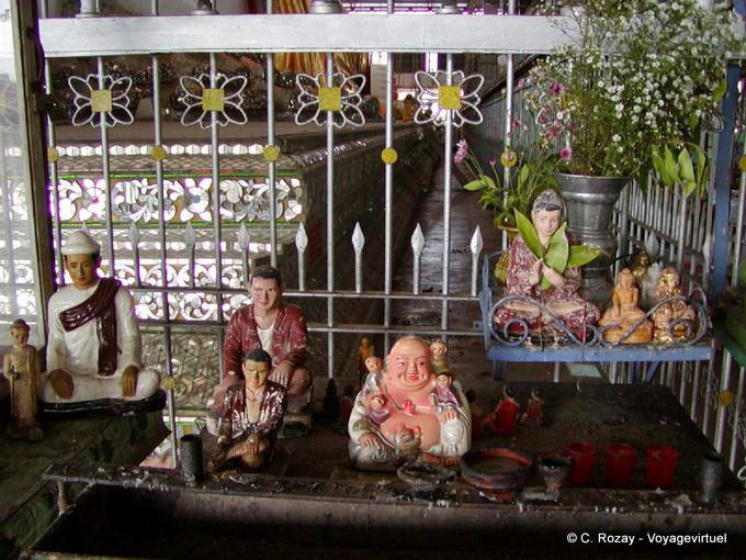 Kleiner Altar mit Nats Rangoon - Myanmar (Birma)
