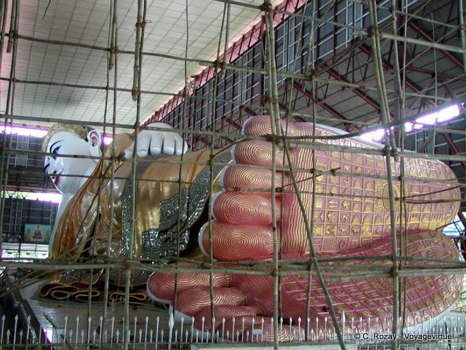 Der liegende Buddha von den Füßen zu sehen, Kyaukhtatgyi Pagode, Rangoon - Myanmar (Birma)