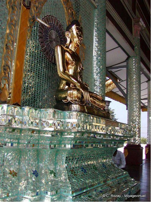 Buddha in einem modernen kitch Umwelt, Shwedagon Pagode, Yangon - Myanmar (Birma)