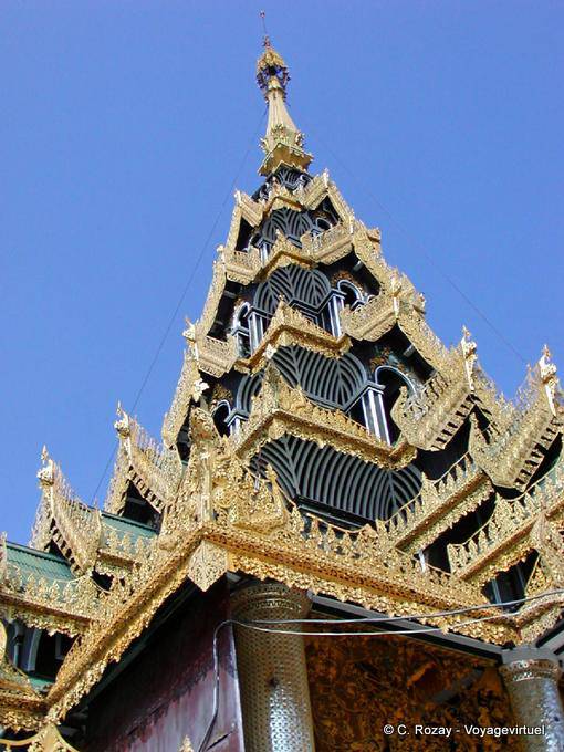 Schöne Architektur eines Pyatthat Dach von einem betrunkenen taing, Shwedagon Pagode, Yangon gekrönt - Myanmar (Birma)