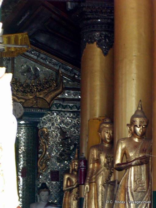 Spalten und stehenden Buddhas in einem Tempel der Shwedagon-Pagode, Yangon - Myanmar (Birma)