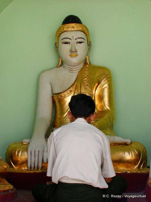 Betender Mann, Sule Pagode, Yangon - Myanmar (Birma)
