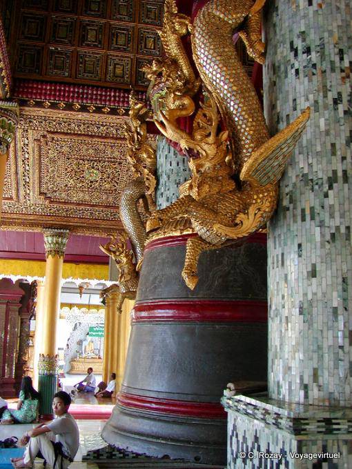 Fabelhafte Tiere geschnitzt und Glocke Maha Gantha, Shwedagon-Pagode, Rangun - Myanmar (Birma)