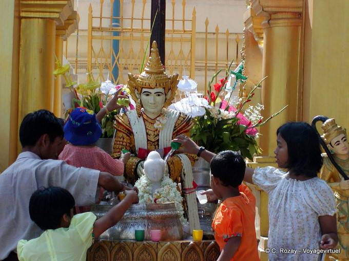 Familie Hingabe, Shwedagon-Pagode, Rangun - Myanmar (Birma)