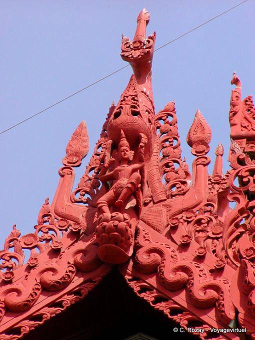 Architektonisches Detail der Skulpturen auf dem Dach der Shwedagon-Pagode, Yangon - Myanmar (Birma)