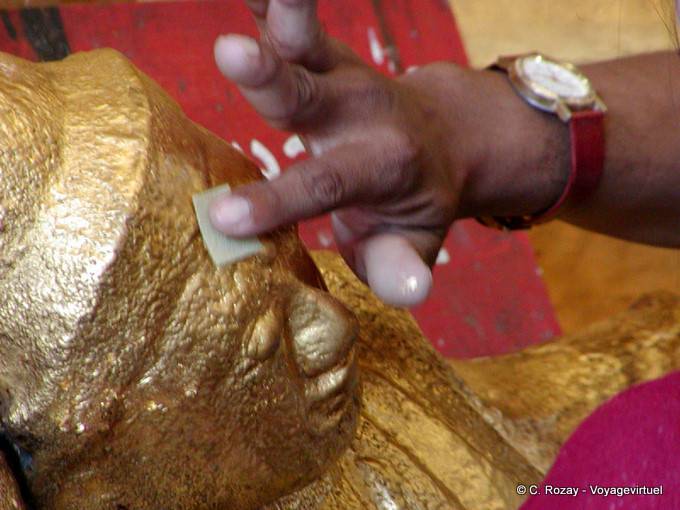 Blattgold auf dem Kopf von einem Buddha, Rangoon gelegt - Myanmar (Birma)