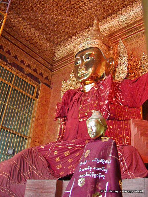 Buddha im roten Kleid in der Pagode an der Ecke Alt Yay gyár Tawya und Tar Shay St., Rangun - Myanmar (Birma)