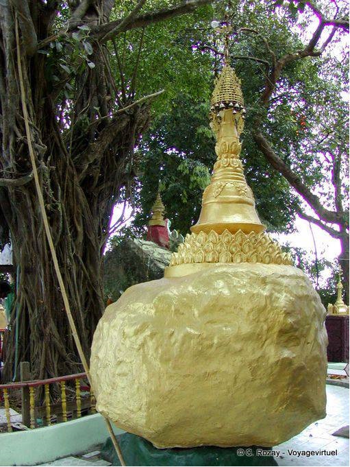 Reproduktion des berühmten goldenen Rock, Rangun - Myanmar (Birma)
