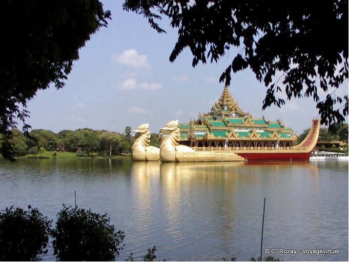 Karaweik Nachbildung des birmanischen königlichen Barke am Kandawgyi See, Yangon - Myanmar (Birma)