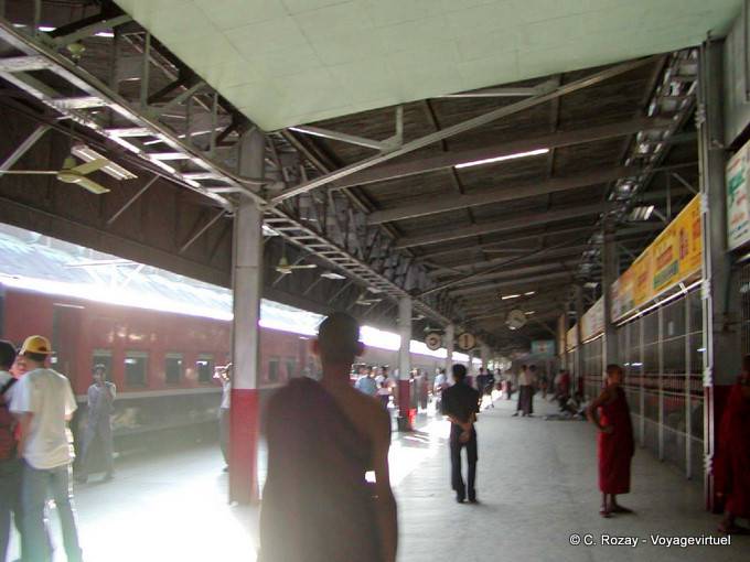 Trainieren Sie nach Mandalay von Yangon Bahnhof - Myanmar (Birma)