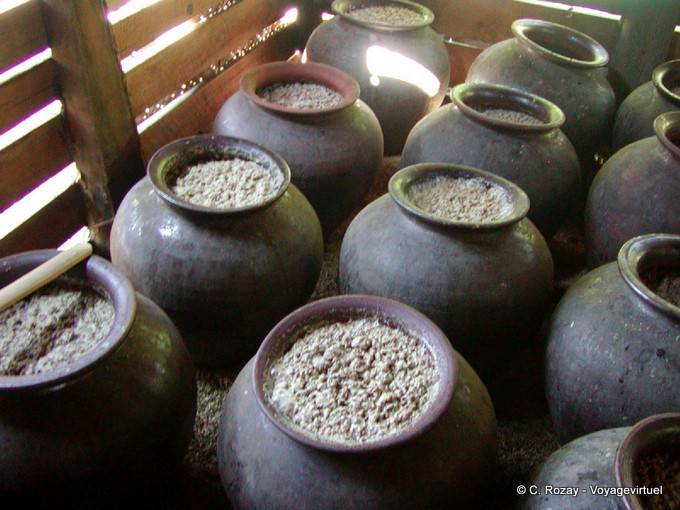 Destillation vor Reis Fermentation an den Ufern des Sees Sankar (Sagar) - Myanmar (Birma)