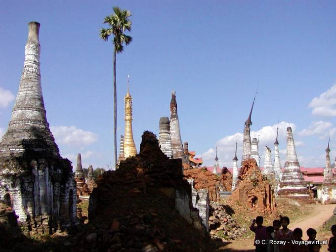 Besuchen Sie die Ruinen in Begleitung von Kindern, Sagar - Myanmar (Birma)