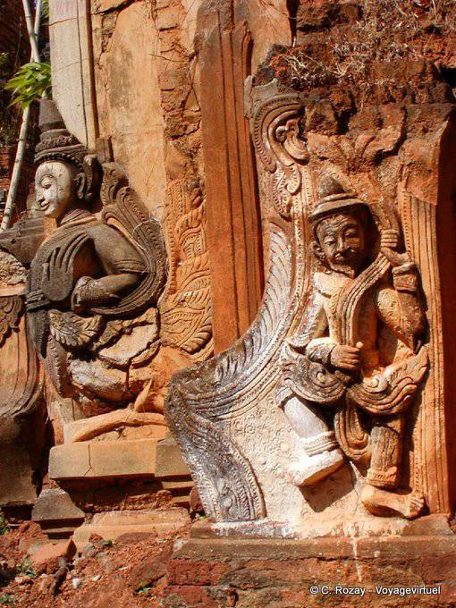 Reliefs an einem der Eingänge von Sankar Heiligtum Sagar - Myanmar (Birma)