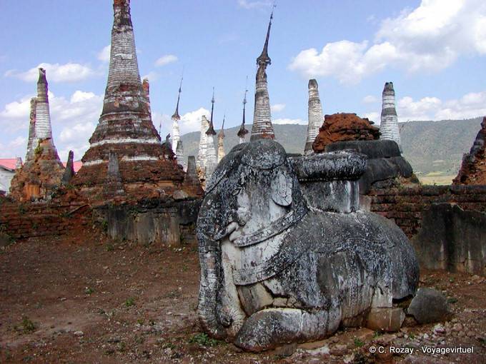 Elefanten-Statue in gebrochenem Stupas (Sankar) Sagar - Myanmar (Birma)