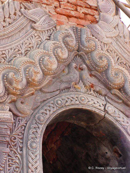 Pfauen, Relief in Saga, Takhaung Pagoda - Myanmar (Birma)