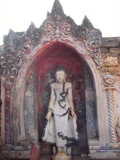 Varada Mudra Buddha in einem bunten Nische, Sagar - Myanmar (Birma)