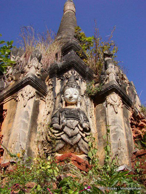 Buddha-Statue Vitarka Mudra in einer Ecke unter der Stupa, Sankar (Sagar) - Myanmar (Birma)