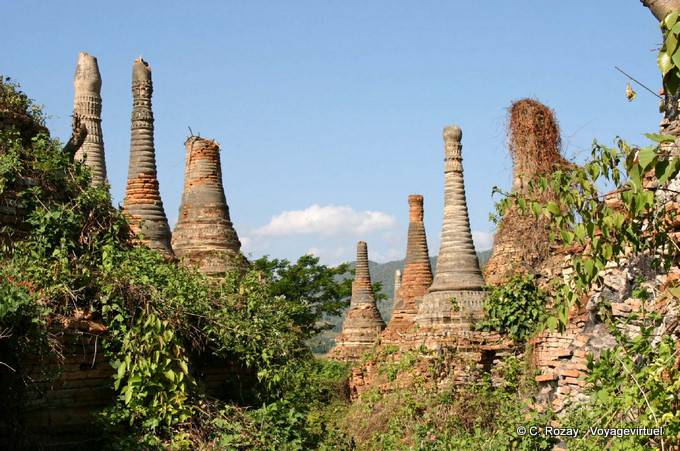 Stupas Gruppe in der Vegetation, Sagar - Myanmar (Birma)