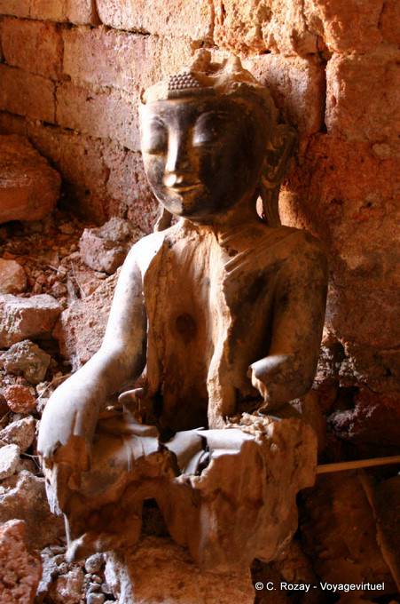 Reste eines Massivholz Buddha Stätte von Sankar - Myanmar (Birma)