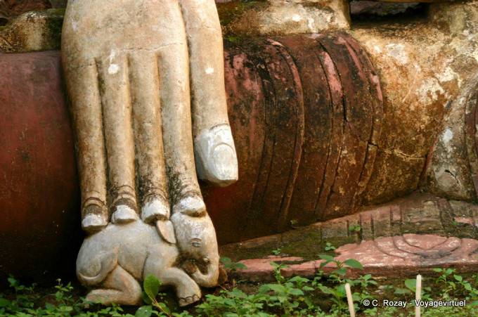 Hauptstein auf Nalagiri Elefant, Sankar - Myanmar (Birma)