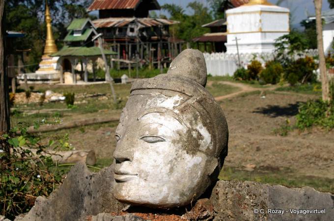 Abgetrennten Kopf isoliert Stein auf dem Gelände der Sankar - Myanmar (Birma)