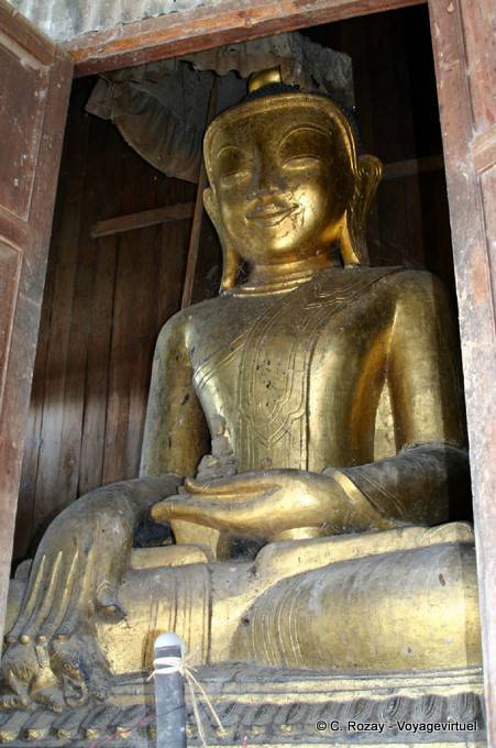 Golden Buddha sitzt, springenden Katzen Kloster Nga Phe Chaung, Inle-See - Myanmar (Birma)