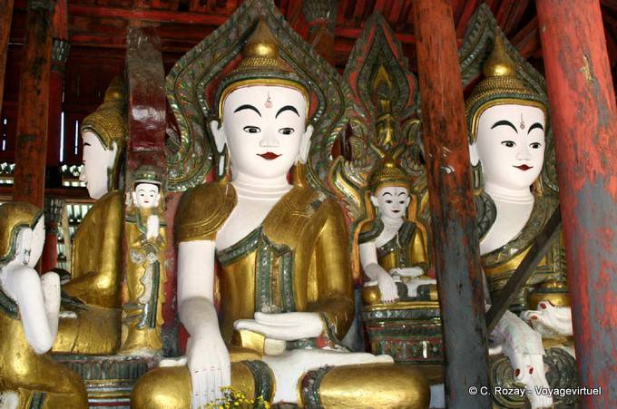Buddhas Gruppe in der Mitte des Nga Phe Chaung Kloster, Inle-See - Myanmar (Birma)