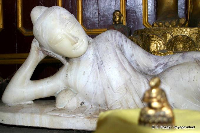 Weißer Marmor liegenden Buddha Nga Phe Chaung Kloster, Inle-See, Sagar - Myanmar (Birma)