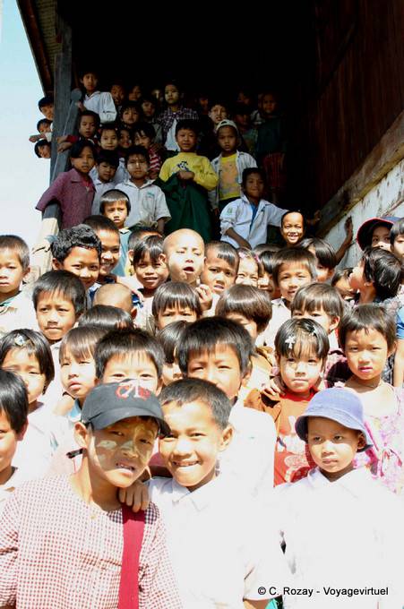 Gruppe Kinder aus der Schule, um Standort Pekon Sagar - Myanmar (Birma)