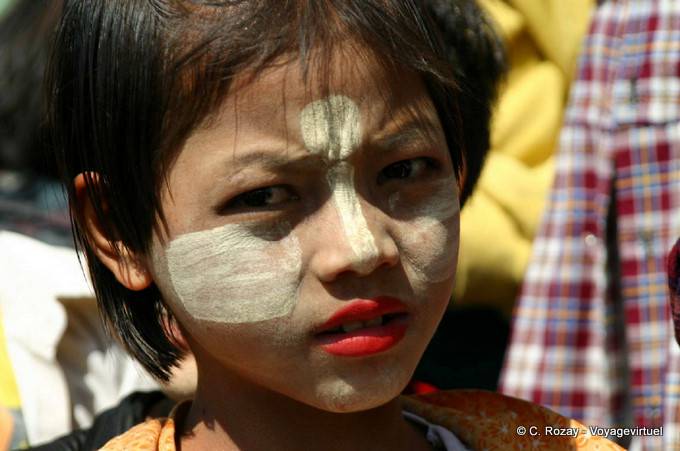 Mädchen Gesicht trägt thanaka, Standort Pekon Sagar - Myanmar (Birma)