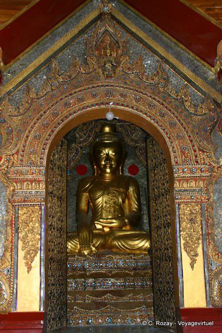 Buddha in einem reich verzierten Nische, Hpaung Daw U Pagode, Inle - Myanmar (Birma)