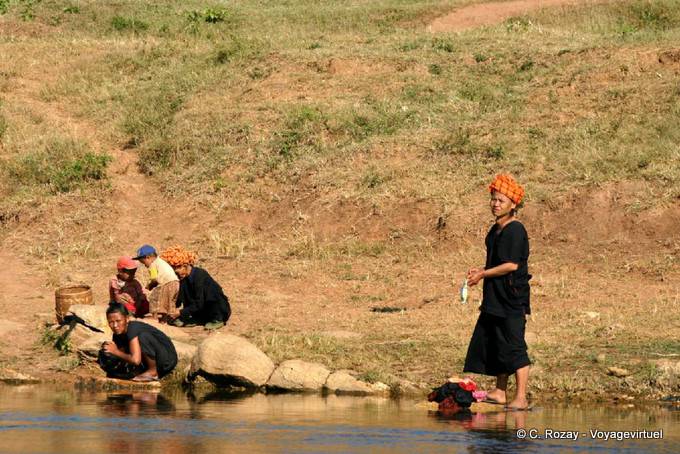 Pa-O, die Wäscherei im Fluss, Sagar - Myanmar (Birma)