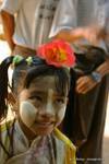 Kleines Mädchen mit einer Blume auf ihrem Kopf, Bagan, Birma.