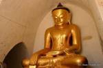 Schräge Augen von Buddha sitzen, Bagan, Birma.