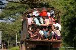 Ein überladener LKW, Transit, Bagan, Birma.
