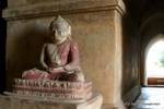 Buddha im Lotussitz im Tempel Dhammayan Gyi, Bagan, Birma.