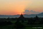 Ein Sonnenuntergang hinter einer Stupa, Bagan, Birma.
