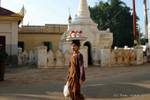 Burmese mit Apfelschale auf dem Kopf, Bagan, Birma.