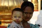 Mutter und Kind mit verdeckten Gesichtern thanaka, Bagan, Birma.