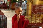 Der kleine Mönch mit einer Pistole, Shwe Zi Gon, Bagan, Birma.