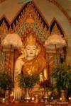 Golden Buddha sitzt in der Position unter die Erde zu bezeugen, Bagan, Birma.