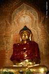 Eine Buddha-Statue im Dhammayazika Pagode in Bagan, Birma.