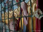 Nats halten eine Ausrichtung der stehenden Buddhas, Bagan, Birma.