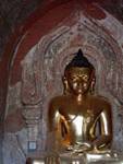 Golden Buddha vor einem Relief Antike Bagan, Birma.